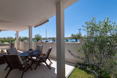 Seafront apartment Elona