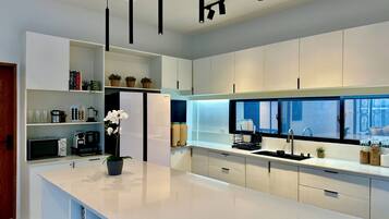 Micro-ondes, four, plaque de cuisson