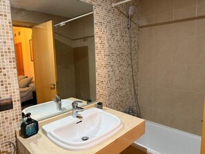 Dutxa, bidet, tovalloles i paper higiènic