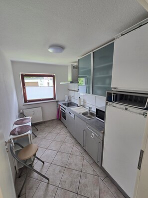 Mikrobølgeovn, ovn, kokeplater og oppvaskmaskin