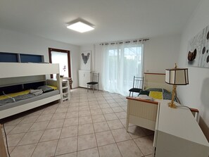 4 bedrooms, WiFi, bed sheets