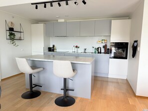 Een microgolfoven, een oven, een kookplaat, een vaatwasser