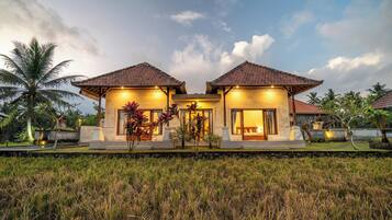 Villa familiar, vistas a la piscina | Escritorio, wifi gratis, ropa de cama