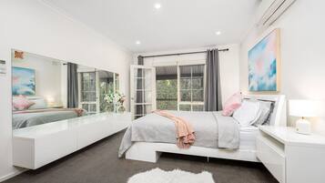 4 bedrooms, desk, iron/ironing board, WiFi