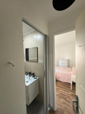 Douche, serviettes fournies, savon, papier toilette