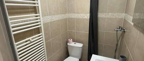 Regadera, toallas, jabón, papel de baño