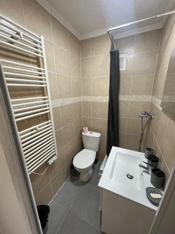 Douche, serviettes fournies, savon, papier toilette