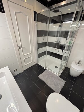 Secador de pelo, bidé, toallas y jabón