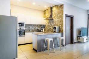 Microwave, dishwasher, coffee/tea maker, toaster