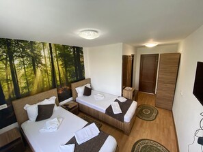 16 chambres, fer et planche à repasser, accès Internet, draps fournis