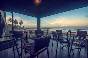 2 bars/lounges, poolside bar