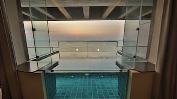 Suite, balcone, vista oceano | Una scrivania, tende oscuranti, insonorizzazione, ferro/asse da stiro