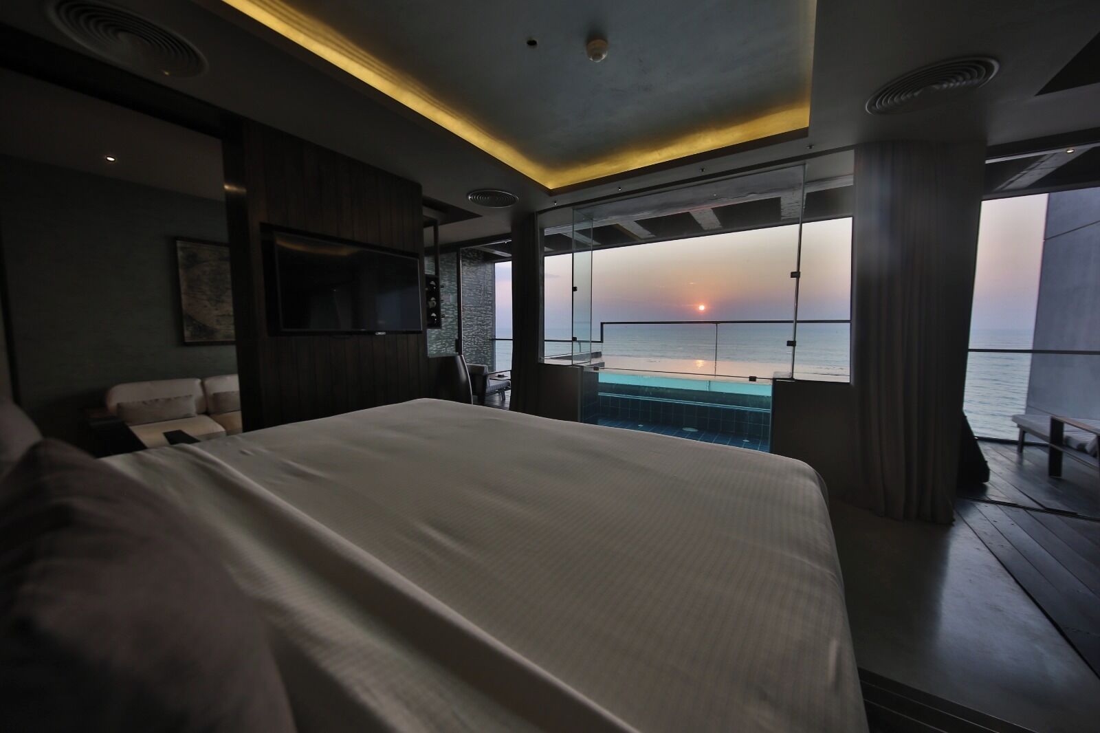Suite, Balcony, Ocean View | Desk, blackout curtains, soundproofing, iron/ironing board