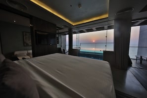 Suite, balkong, havutsikt | Skrivebord, blendingsgardiner, lydisolert og strykejern/-brett