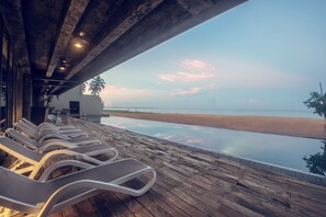 Outdoor pool, sun loungers - Pledge Scape Negombo (Negombo)