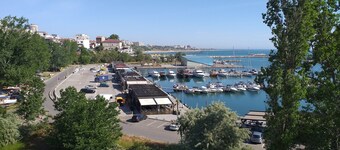 Appartment 3 rooms, splendid position, 1 minut of walk to the Black Sea
