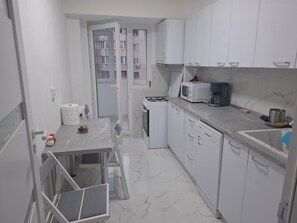 冷蔵庫、電子レンジ、オーブン、コンロ