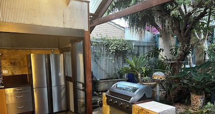 Stylish South Terrace House- only steps to Beach, Bars & restaurants