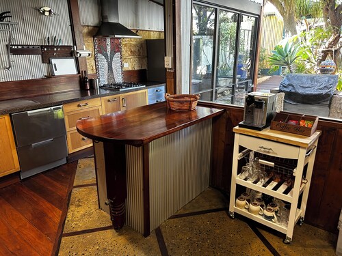 Stylish South Terrace House- only steps to Beach, Bars & restaurants