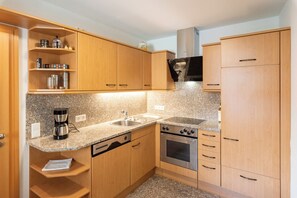 Fridge, oven, stovetop, dishwasher