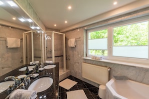 Douche, serviettes fournies, savon, papier de toilette