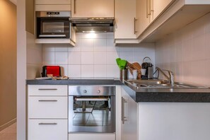 Oven, coffee/tea maker, electric kettle, toaster