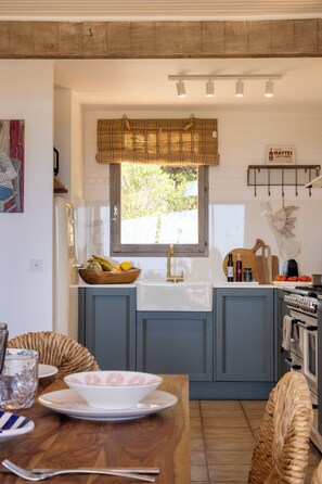 Fridge, microwave, oven, stovetop - House between sea and scrubland near Arone beach in Piana, Corsica (Piana)