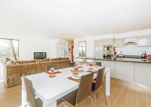 Dining - 4 bedroom accommodation in Pocklington, York (Pocklington, York)