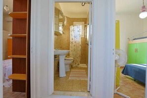 Secador de pelo, bidé, toallas y papel higiénico