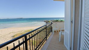 Un balcón con vista a la playa y al océano.