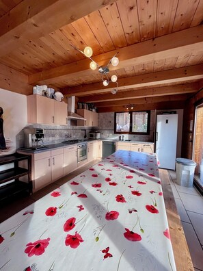 Een microgolfoven, een oven, een kookplaat, een vaatwasser