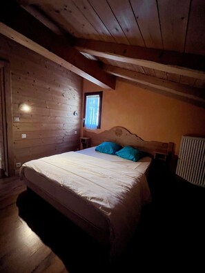 5 bedrooms, iron/ironing board, WiFi - Chalet La Roseraie, 200 m from the Petit Chatel ski lifts (Châtel)