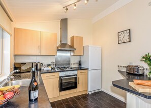 Fridge, oven, stovetop, dishwasher