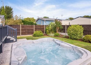 Outdoor spa tub - 3 bedroom accommodation in Talacre, Holywell (Talacre, Holywell)
