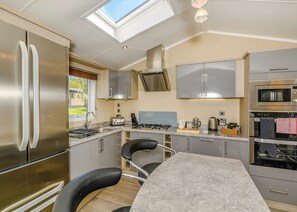 Fridge, oven, stovetop, dishwasher - 2 bedroom accommodation in Axminster (Axminster)