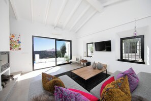 Smart-TV, peis, bøker og stereoanlegg