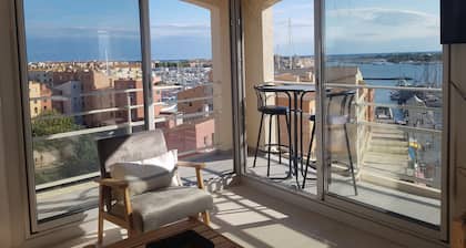 Exceptional view of the sea, boats and Pyrenees over the rooftops. We love it!