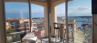 Exceptional view of the sea, boats and Pyrenees over the rooftops. We love it!