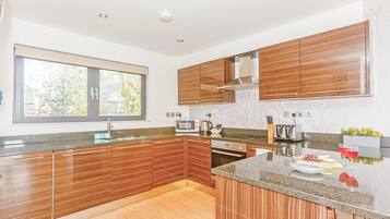 Fridge, oven, stovetop, dishwasher