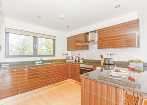 Frigorífico, horno, placa de cocina y lavavajillas