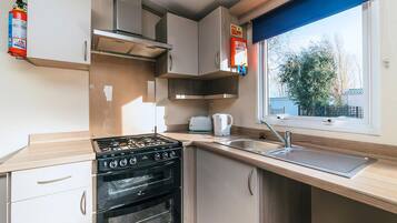 Réfrigérateur, four, plaque de cuisson, grille-pain