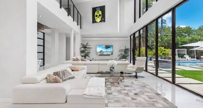 NEW 5BR Ultra Luxury Home in Coral Gables—Golf, Outdoor bar, & Pool!