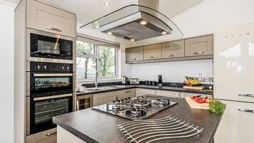 Frigorífico, horno, placa de cocina y lavavajillas