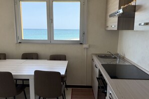 冷蔵庫、ダイニングテーブル