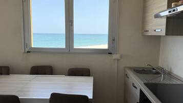 Frigorifero, tavolo da pranzo