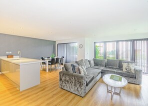 Unclassified image, 4 of 14, button - 3 bedroom accommodation in Pocklington, York (Pocklington, York)