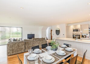 Dining - 3 bedroom accommodation in Pocklington, York (Pocklington, York)