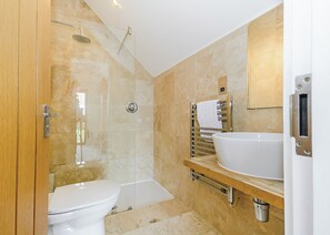 Bathroom - 3 bedroom accommodation in Pocklington, York (Pocklington, York)