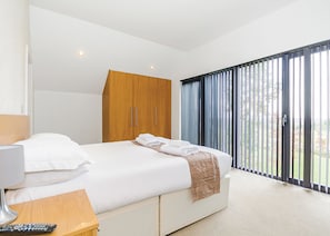 3 室のベッドルーム、WiFi (無料)