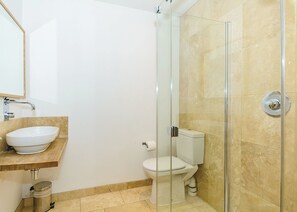 Bathroom - 3 bedroom accommodation in Pocklington, York (Pocklington, York)